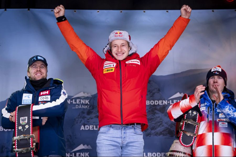 Aleksaner Kilde (l.) und Filip Zubcic (r.) applaudieren dem Sieger.