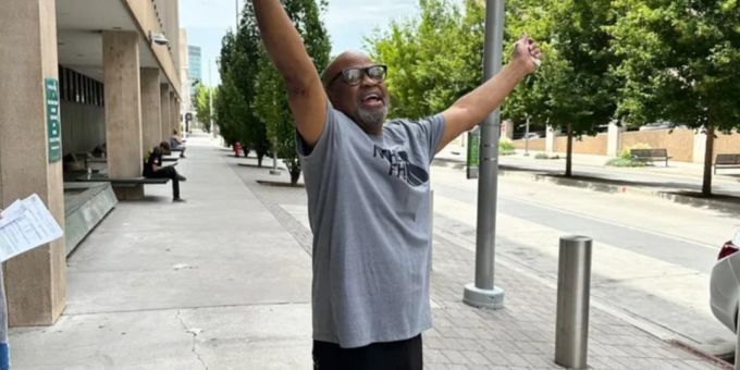Der US-Amerikaner Glynn Simmons kam im Juli 2023 nach 48 Jahren in Haft frei - im Dezember wurde er schliesslich für unschuldig erklärt. Glynn Simmons