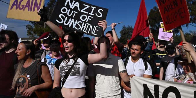Demonstranten skandieren während einer «Drive the Nazis out of Melbourne»-Demonstration in Melbourne, Samstag, 23. September 2023. (AAP Image/James Ross) Protesters chant during a Drive the Nazis out of Melbourne protest in Melbourne, Saturday, September 23, 2023. A Victorian ban on the Nazi salute is one step closer with legislation to be introduced to parliament. (AAP Image/James Ross) NO ARCHIVING