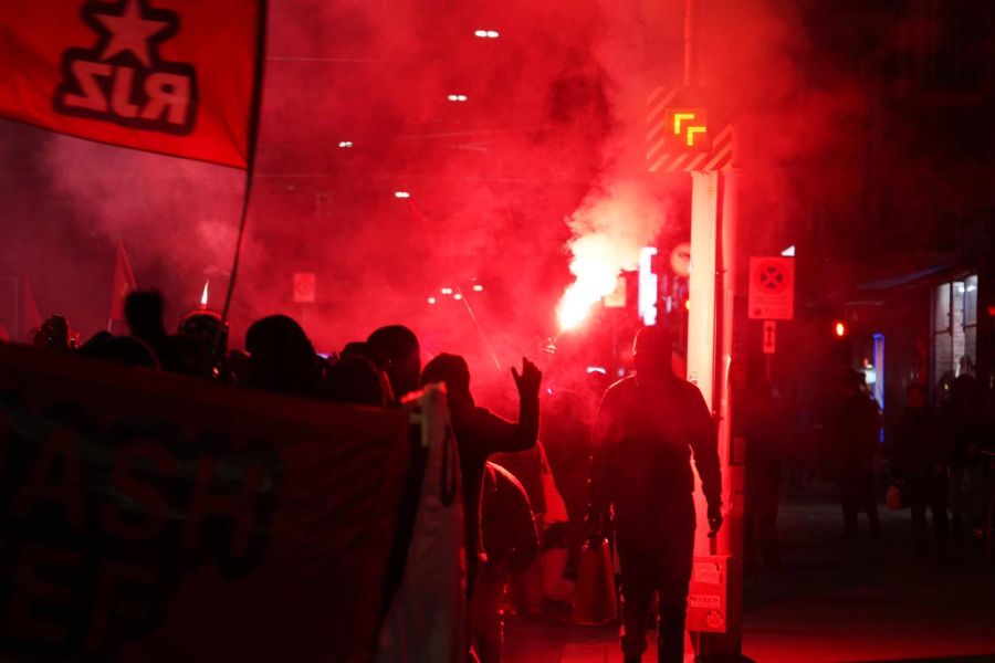 Mit Fackeln und Böllern ausgestattet brachen die "Smash-WEF"-Demonstranten zwischen 19.30 und 20.00 Richtung Langstrasse auf.