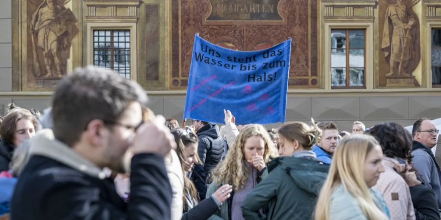 Uns steht das Wasser bis zum Hal