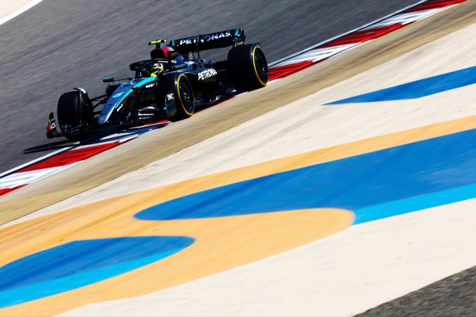 Lewis Hamilton am Steuer des Mercedes W15 beim Wintertest der Formel 1 in Bahrain. Lewis Hamilton Mercedes W15