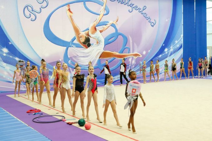 Stolz marschierten die Gymnastinnen vor zahlreichen Zuschauern in die Wettkampfhalle ein. Rhythmische Gymnastik in Windisch