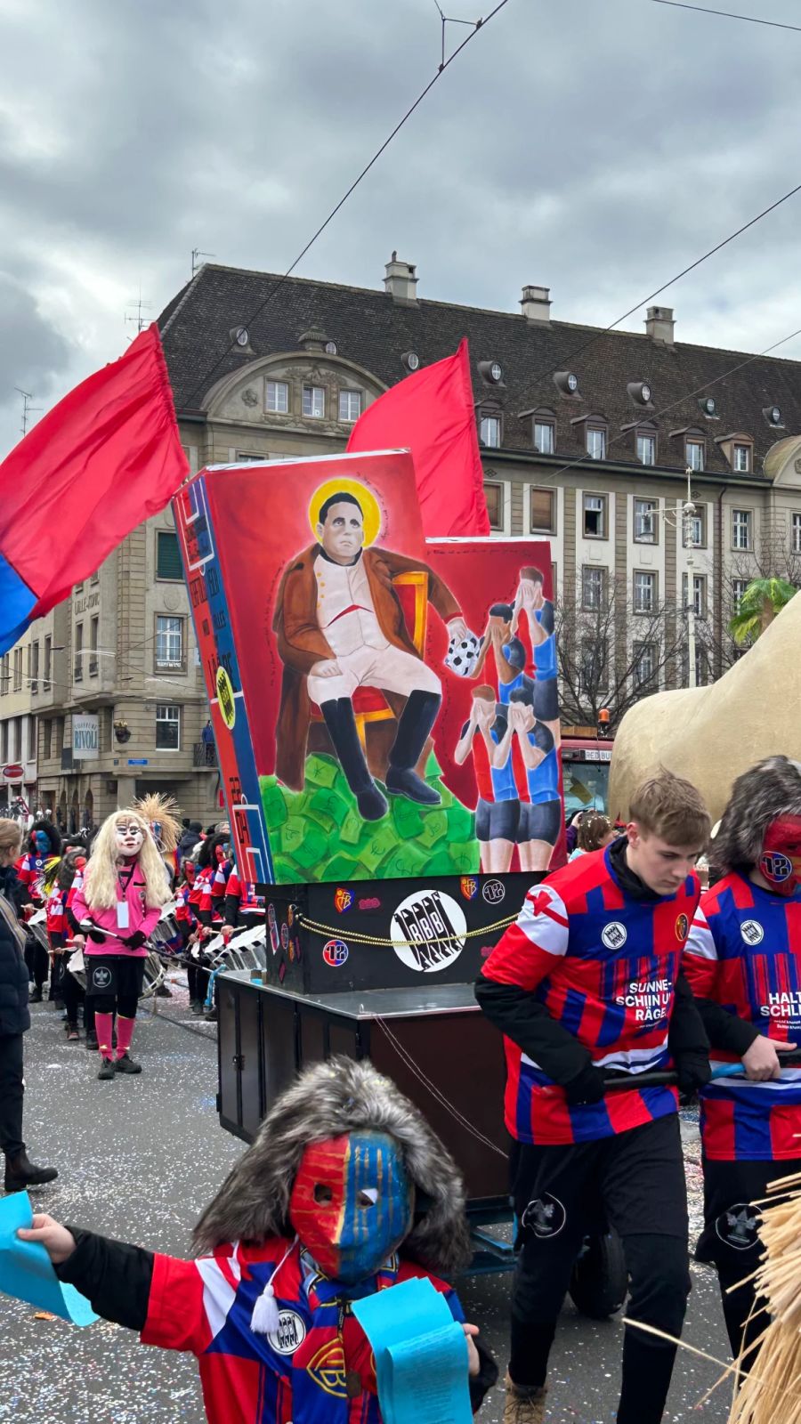 Selbstverständlich wurde der FCB auch aufs Korn genommen.