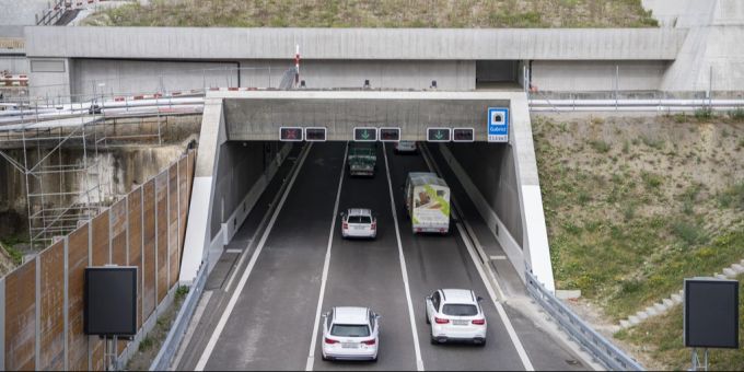 Seit der Eröffnung der dritten Röhre des Gubristtunnels beträgt die Höchstgeschwindigkeit auf der Strecke nur noch 80 km/h – sehr zum Verhängnis derer, die es eilig haben. Dritte Röhre Gubristtunnel