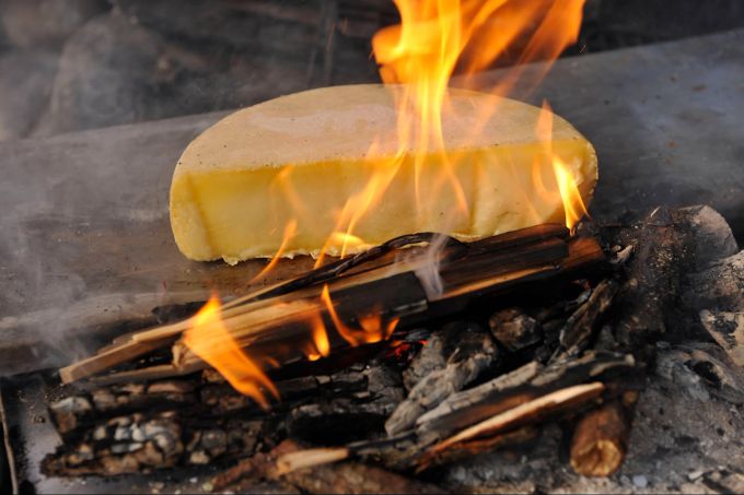 Raclette du Valais AOP wird traditionellerweise über dem offenen Feuer zuzubereitet. Auch Mario setzt in den Walliser Bergen auf diese Variante. raclette