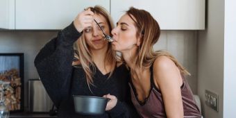 Zwei Frauen Kochtopf essen füttern