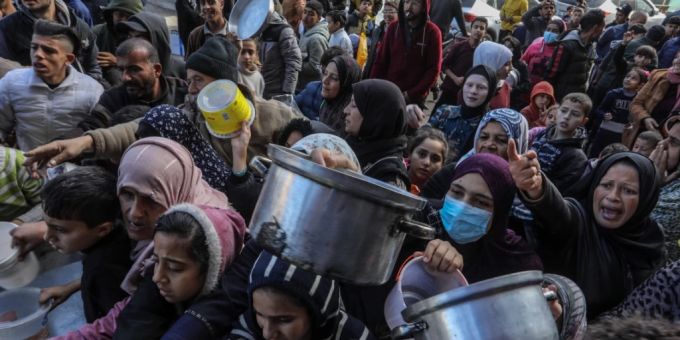 Vertriebene Palästinenser warten in Rafah, im Süden des Gazastreifens, auf Lebensmittel, die von palästinensischen Freiwilligen verteilt werden. Rafah Israel-Gaza-Krieg