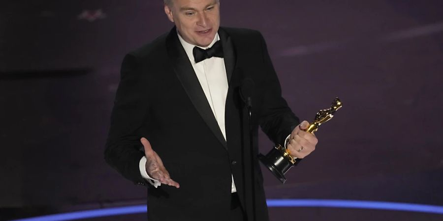 Christopher Nolan nimmt einen Oscar entgegen. Foto: Chris Pizzello/Invision via AP/dpa