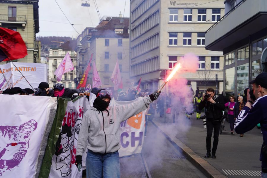 Rund 1000 Personen demonstrieren in Zürich.