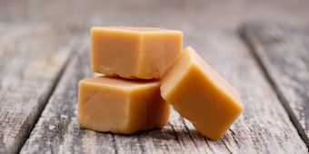 Fudge Würfel Stücke Holzuntergrund