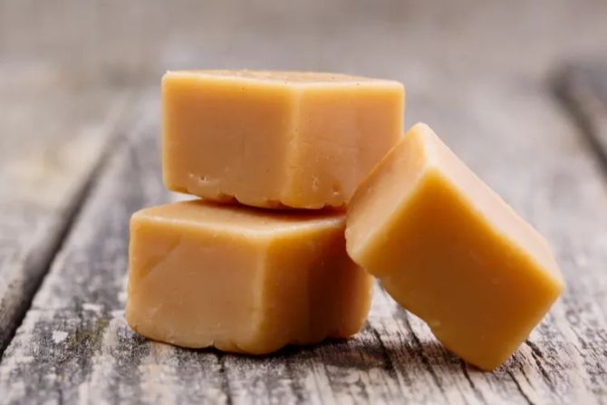 Fudge Würfel Stücke Holzuntergrund