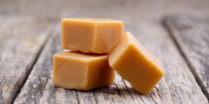 Fudge Würfel Stücke Holzuntergrund