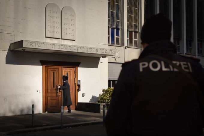 Ein Polizist beobachtet den Eingangsbereich der Synagoge Agudas Achim in Wiedikon in Zürich. (Archivbild) Fragestunde Bundesrat Baume-Schneider Antisemitismus