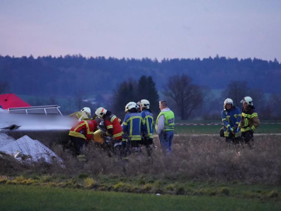 Auch die Feuerwehr steht im Einsatz.