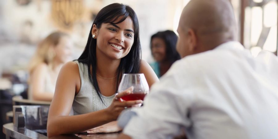 dunkelhaarige frau bei einem date, café