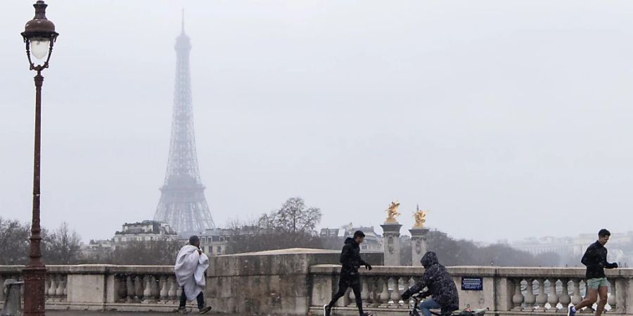 Die Welle extremer Kälte, die in weiten Teilen Europas zu spüren ist, erreichte die französische Hauptstadt, wo es einige Schneefälle und Temperaturen unter Null Grad gab. Während der aktuellen Kältewelle sind in Frankreich zwei Obdachlose gestorben. Foto: Cristian Leyva/ZUMA Press Wire/dpa