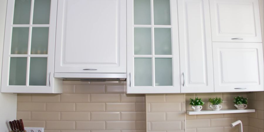 Helle Küchenschränke in Kombination mit Gipsrosa lassen den Raum grösser wirken.