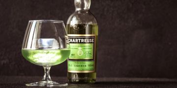 Flasche Chartreuse Glas Eiswürfel grüner Kräuterlikör