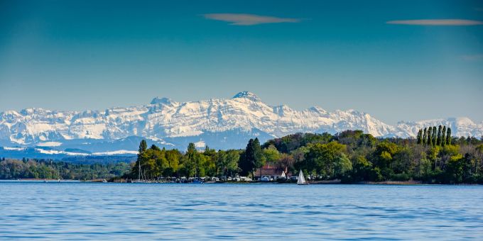 Bei der Bodenseeschiffahrt geht es manchmal nur um eins: das fantastische Panorama, das man vom Wasser aus auf Land und Berge hat. Wasser Berge Bodensee Ufer