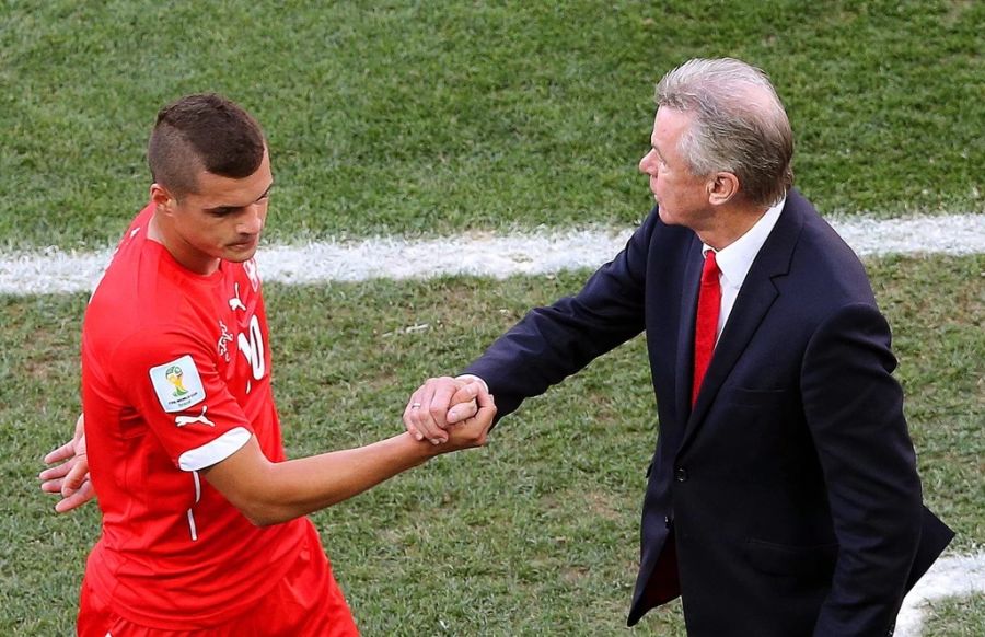 Ottmar Hitzfeld als Trainer der Schweizer Nati, hier mit Granit Xhaka.