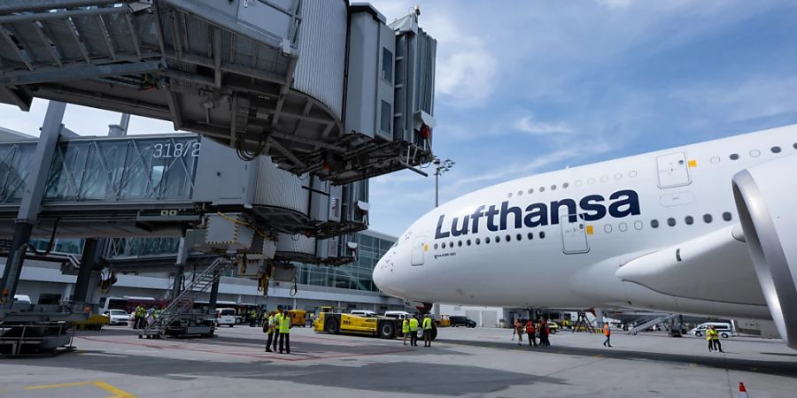 ARCHIV - Die Gewerkschaft Verdi hat zu einem ganztägigen Warnstreik des Lufthansa Bodenpersonals aufgerufen. Foto: Sven Hoppe/dpa