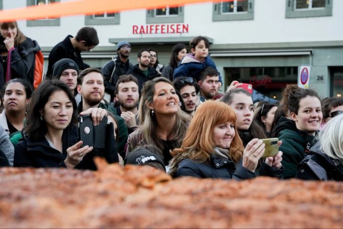 Viele Zuschauer unterstützten den Weltrekordversuch. zuschauer