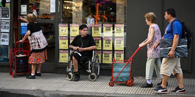 Menschen gehen in Buenos Aires einkaufen. Die jährliche Inflationsrate ist in Argentinien auf über 250 Prozent gestiegen. Buenos Aires