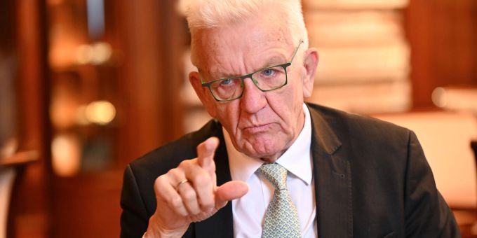 Ministerpräsidenten Winfried Kretschmann (Die Grünen) Winfried Kretschmann steht in Baden-Württemberg seit 2016 an der Spitze einer grün-schwarzen Koalition.