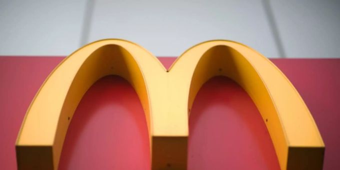 Mcdonalds Mit Karte Zahlen Mcdonald S Jugendlicher