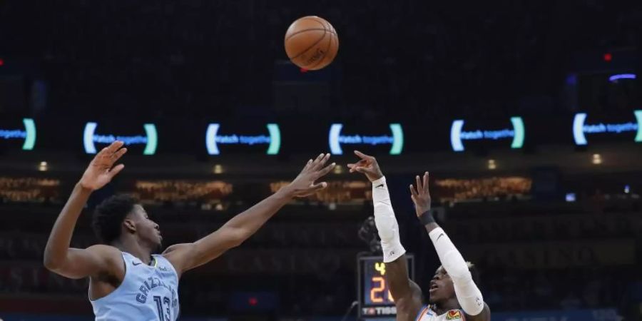 Dennis Schröder (r) musste mit Oklahoma eine Pleite gegen die Memphis Grizzlies hinnehmen. Foto: Alonzo Adams/AP/dpa
