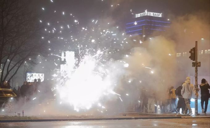 Böller und Raketen steigen auf der Strasse an der Oberbaumbrücke in Berlin in die Luft. feuerwerk berlin