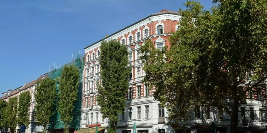 Gesuchtes Altbauviertel für die, die es sich leisten können: Blick auf Wohn- und Geschäftshäuser in der Kollwitzstrasse im Berliner Prenzlauer Berg. Foto: Jens Kalaene/zb/dpa