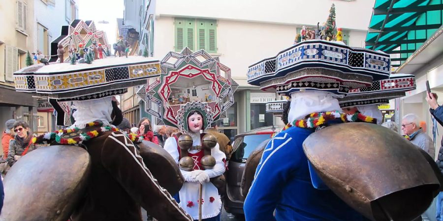 Silvesterchläuse unterwegs im Zentrum von Herisau. Eine Ausstellung im Alten Zeughaus stimmt auf den Brauch ein.