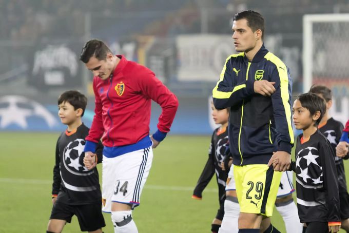Spielen die beiden Xhaka-Brüder bald wieder mit- statt gegeneinander? Hier trafen die beiden in der Champions-League-Saison 2016/17 aufeinander. FCB