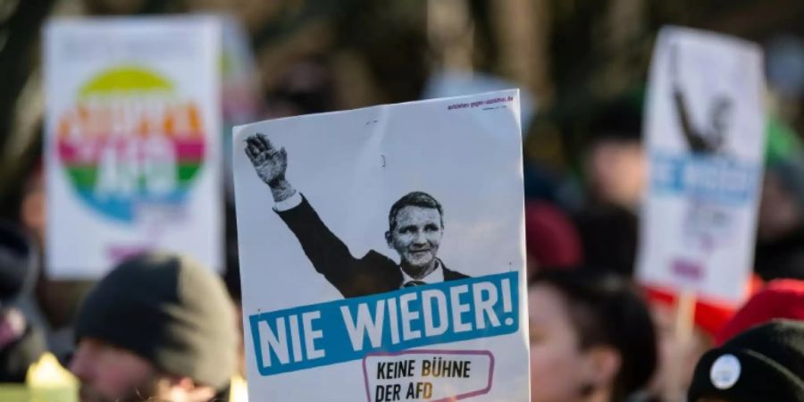 20.000 Menschen protestieren gegen AfD-Parteitag