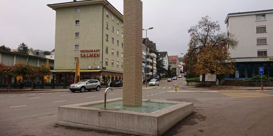 Zentrum von Schlieren mit Brunnenmonolith und Restaurant Salmen.