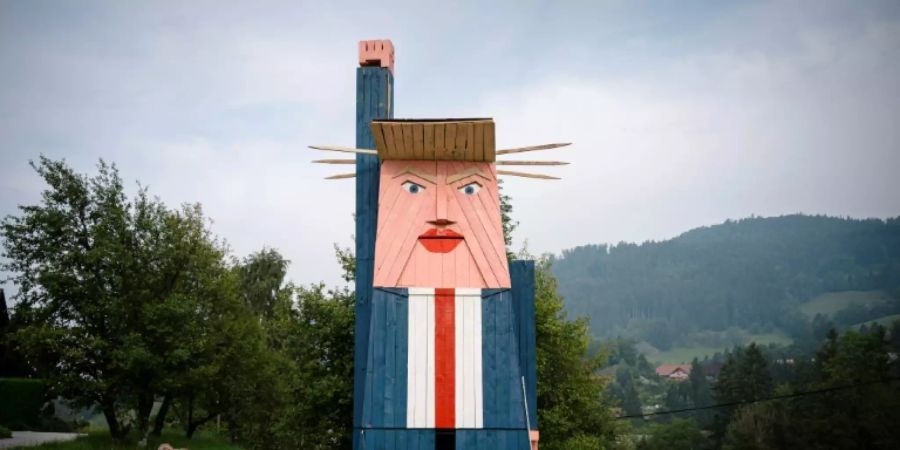 Holzabbild von Donald Trump in einem slowenischen Dorf