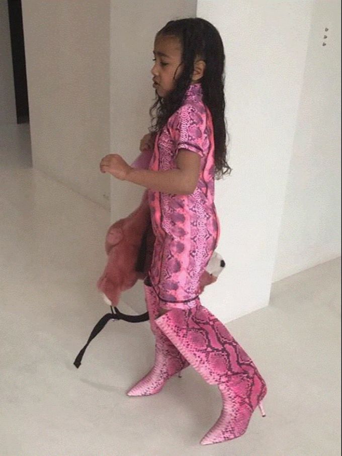 Hier darf die kleine North die Schuhe ihres Mamis tragen. kim kardashian