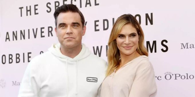 Robbie Williams mit Ehefrau Ayda bei der Vorstellung seiner Mode-Kollektion. Foto: Tobias Hase/dpa Robbie Williams mit Ehefrau Ayda bei der Vorstellung seiner Mode-Kollektion. Foto: Tobias Hase/dpa