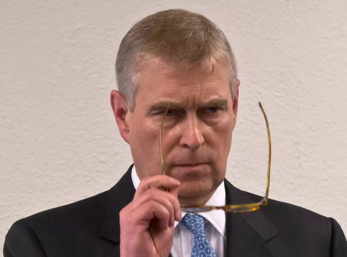 Prinz Andrew nimmt wegen seiner Verwicklung in den Epstein-Skandal vorerst keine offiziellen Aufgaben für die britische Königsfamilie mehr wahr. Prinz Andrew