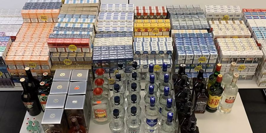 Fünf Schmuggler versuchten 70'000 Zigaretten und 50 Liter Hochprozentiges unverzollt in die Schweiz einzuführen.
