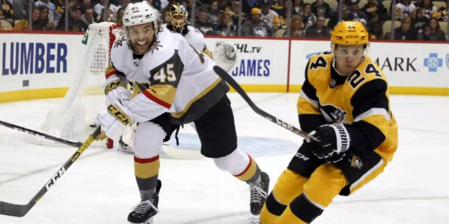 Dominik Kahun (r) kassierte mit den Pittsburgh Penguins eine Heimniederlage. Foto: Keith Srakocic/AP/dpa