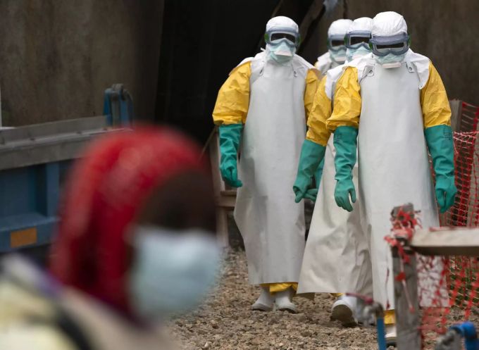 Gesundheitspersonal nahe einem Ebola-Behandlungszentrum im Kongo. Ebolafieber