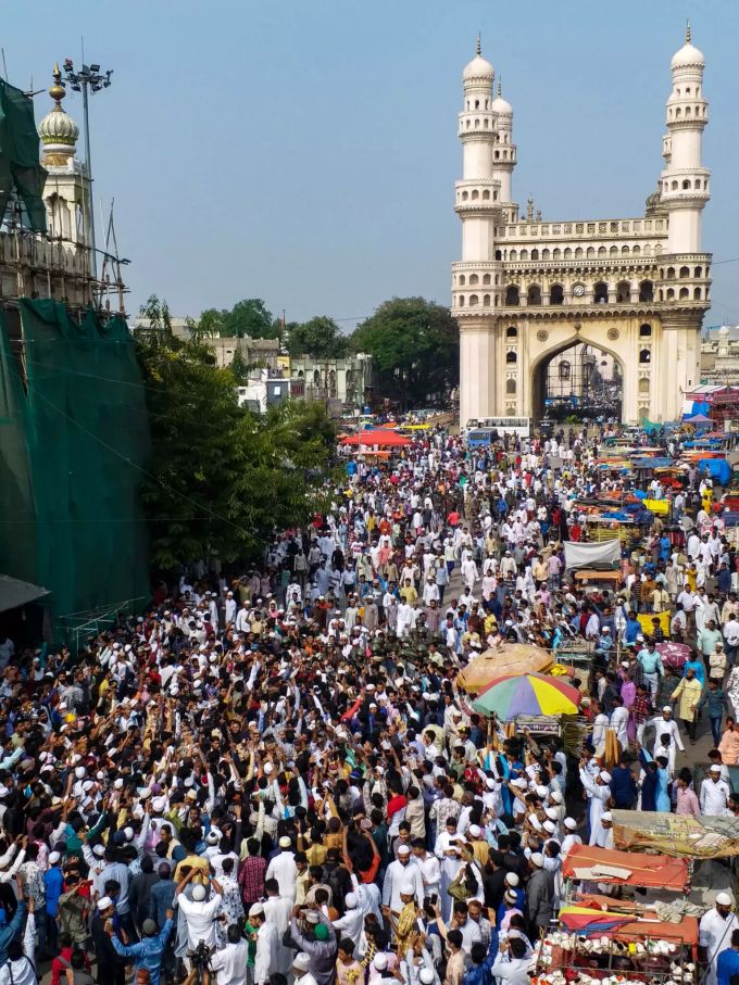 Demonstranten versammeln sich in Indien nahe des Torbaus «Charminar», um gegen das Staatsbürgerschaftsgesetz zu demonstrieren.