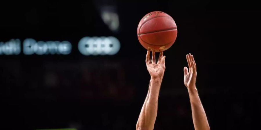 Bayerns Paul Zipser erzielte gegen Würzburg 13 Punkte. Foto: Lino Mirgeler/dpa