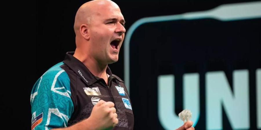 Rob Cross sicherte sich den Titel in der Göttinger Lokhalle. Foto: Swen Pförtner/dpa