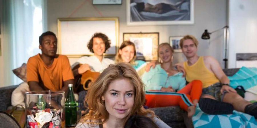 Die sechs Jugendlichen machen Urlaub bei Tante Ellen (Palina Rojinski) (vorne, l). Foto: -/deutschfilm dcm