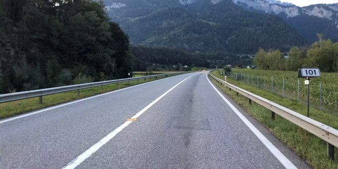 Bei Ausweichmanöver mit Leitplanke kollidiert. Bei Ausweichmanöver mit Leitplanke kollidiert