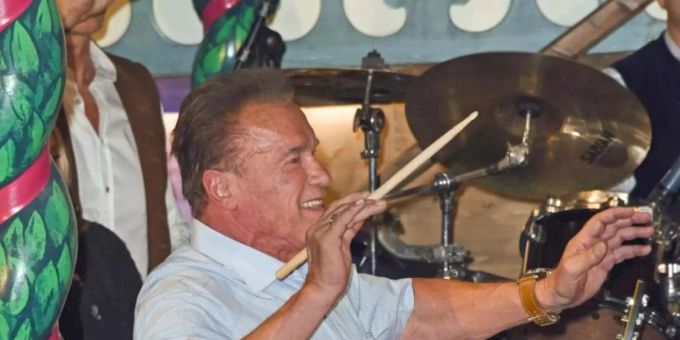 Arnold Schwarzenegger dirigierte im Marstall Festzelt auf dem Oktoberfest die Band "Münchner Zwietracht". Foto: Ursula Düren Arnold Schwarzenegger dirigierte im Marstall Festzelt auf dem Oktoberfest die Band "Münchner Zwietracht". Foto: Ursula Düren
